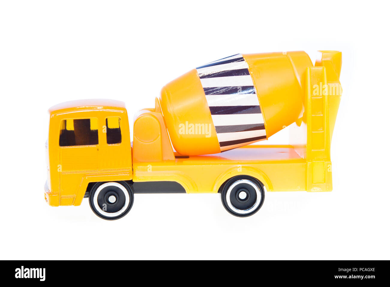 Gelbe Zisterne Lkw für Beton. Spielzeug, isoliert Stockfoto
