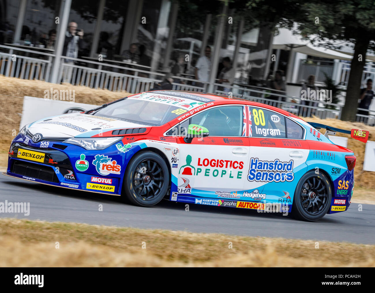 2018 Toyota Avensis BTCC Marktteilnehmer mit Fahrer Tom Ingram am Goodwood Festival 2018 von Geschwindigkeit, Sussex, UK. Stockfoto