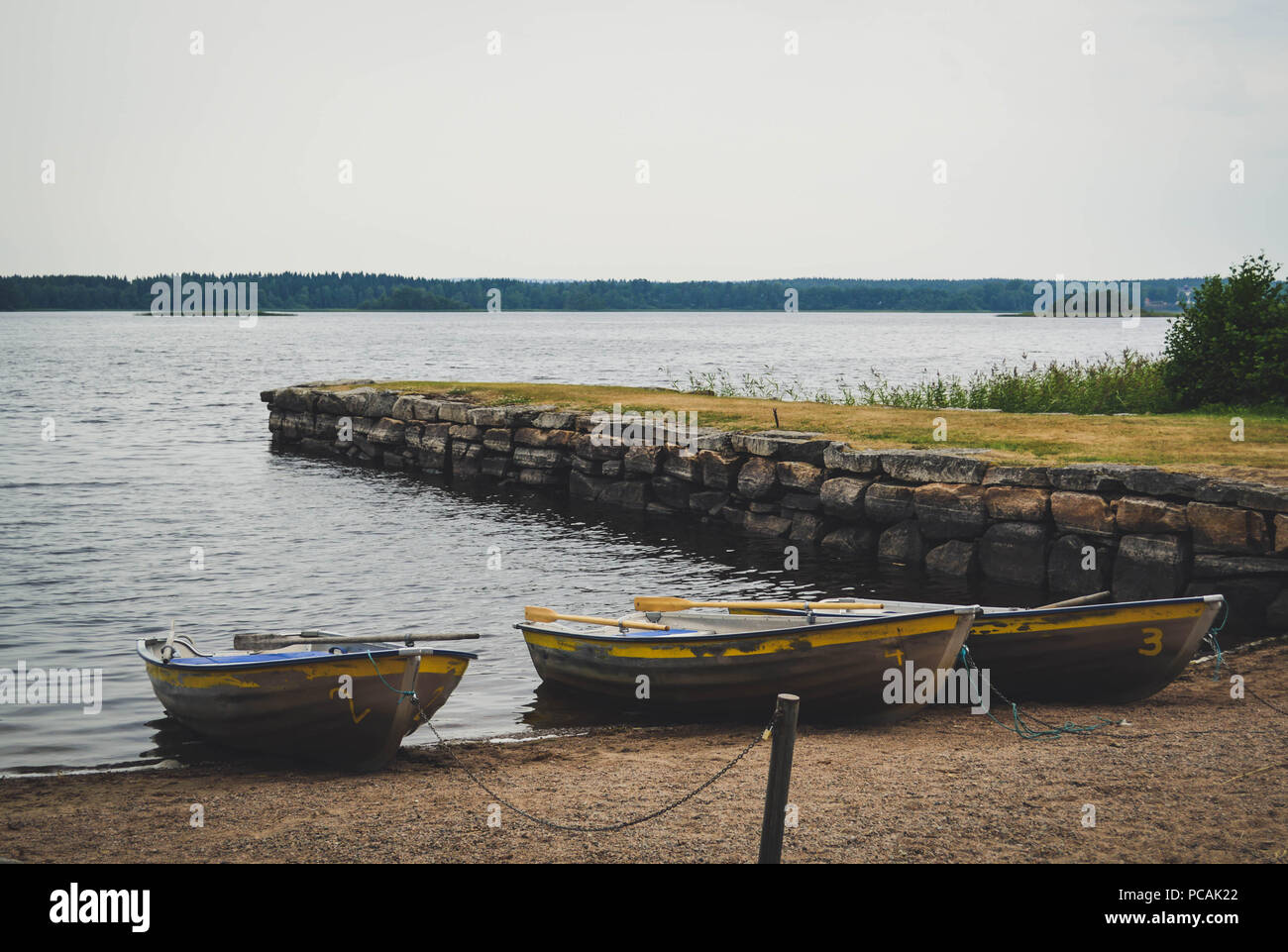 Drei Boote am Ufer des Sees. Stockfoto