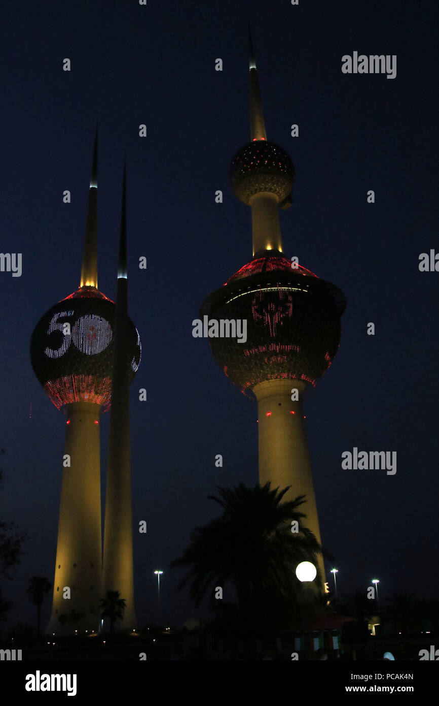 KUWAIT CITY, Kuwait - Beleuchtung Anzeige an Kuwait Towers zu Ehren des 50. Jahrestags der Special Olympics vom 19. Juli 2018. Eine Feier in Kuwait City war eine von vielen solcher Veranstaltungen rund um die Welt. (U.S. Armee Foto von Sgt. 1. Klasse Doug Rollen) Stockfoto