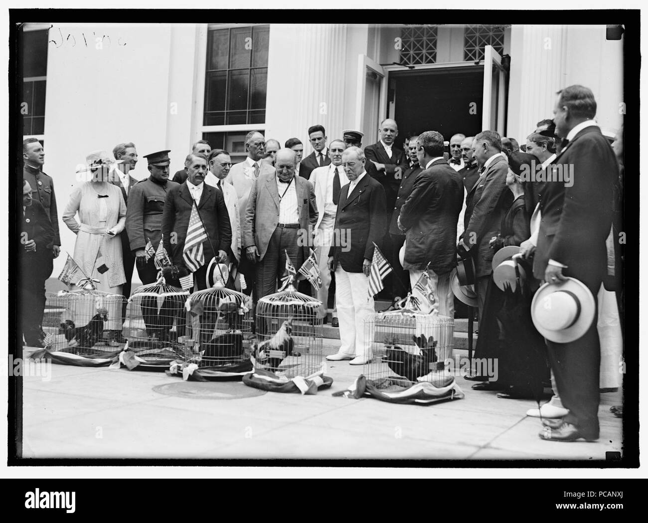 ALABAMANS. Hähne PRÄSENTIERT NACH ALABAMA BÜRGER IM WEISSEN HAUS. REP. EDWARD BERTON ALMON, 4. VON LINKS; J.H. BANKHEAD, LINKS VON WILSON, vorne; WILLIAM BROCKMAN BANKHEAD, rechts hinten; Stockfoto