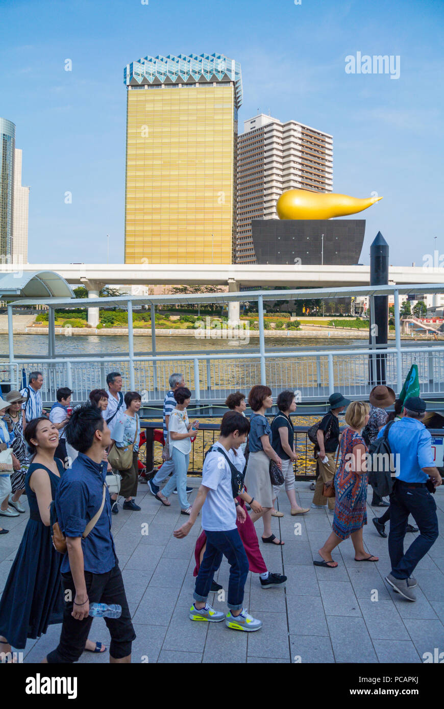 Japanische und ausländische Touristen entlang Sumida River, Sumida-ku, Tokyo, Japan Stockfoto