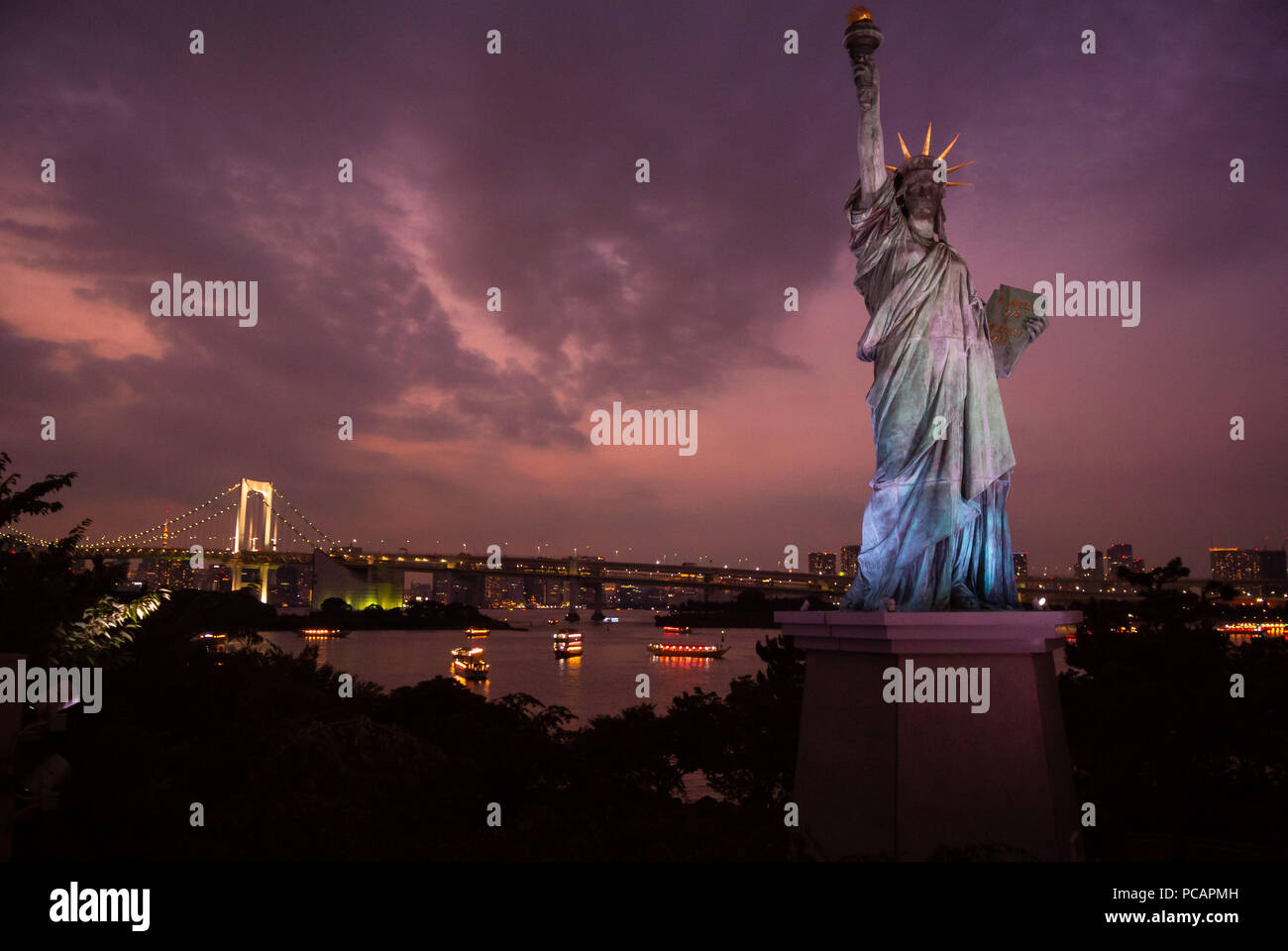 Twilight Moment an der Tokyo Rainbow Bridge mit Freiheitsstatue, Odaiba, Tokio, Japan Stockfoto