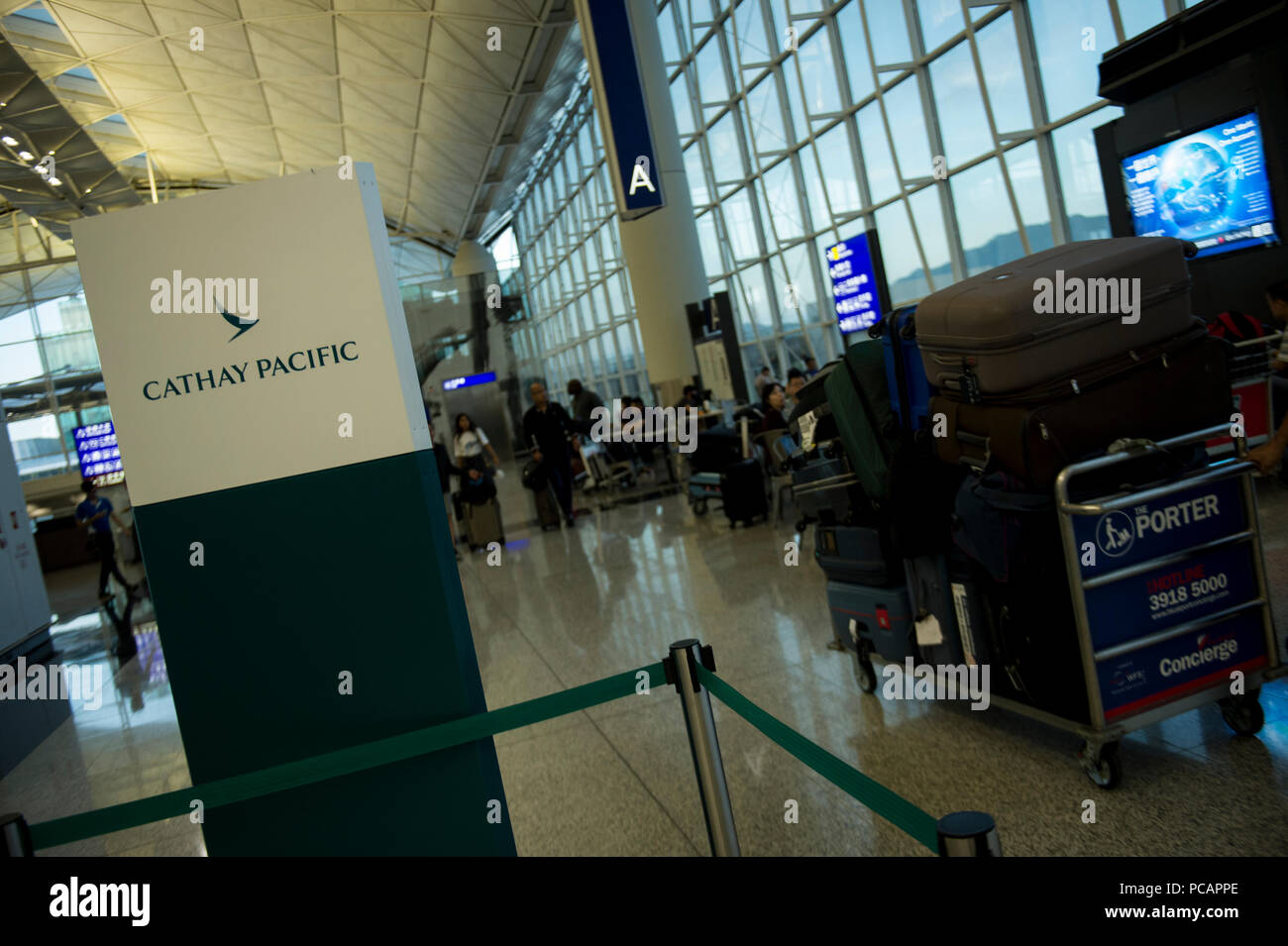 Ein Foto, das ein Zeichen für die Hong Kong base Cathay Pacific Airways im internationalen Flughafen Hong Kong in Hong Kong, China. 31. JULI 2018. Cathay Pacific hat Probleme und internen Memo, Personal für die Umstrukturierung in den Unternehmen vorzubereiten, Cathay hat Pläne Overseas Job zu schneiden, in der Hoffnung, dass es hilft, Cathay ein Gewinn, das Unternehmen hat 7.600 Mitarbeiter in 100 Orten ausserhalb Hong Kong, der Hong Kong base Airline hat bereits einen wichtigen Mitarbeiter gegangen Schnitt letzte können am Sitz der 600 Arbeitsplätze gestrichen, dies war der erste Schritt in eine dreijährige Ausübung und verbrachte HK 224 Mio. $ auf Stockfoto