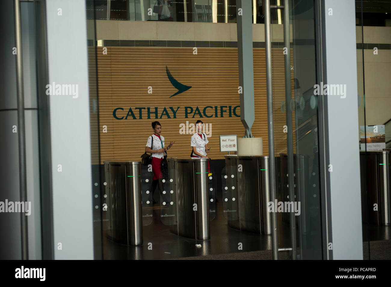 Ein Foto eines Mitarbeiters des Hong Kong base Cathay Pacific Airways verlassen die Firmenzentrale in Hongkong, China. 31. JULI 2018. Cathay Pacific hat Probleme und internen Memo, Personal für die Umstrukturierung in den Unternehmen vorzubereiten, Cathay hat Pläne Overseas Job zu schneiden, in der Hoffnung, dass es hilft, Cathay ein Gewinn, das Unternehmen hat 7.600 Mitarbeiter in 100 Orten ausserhalb Hong Kong, der Hong Kong base Airline hat bereits einen wichtigen Mitarbeiter gegangen Schnitt letzte können am Sitz der 600 Arbeitsplätze gestrichen, dies war der erste Schritt in eine dreijährige Ausübung und verbrachte HK $ 224 Millio Stockfoto