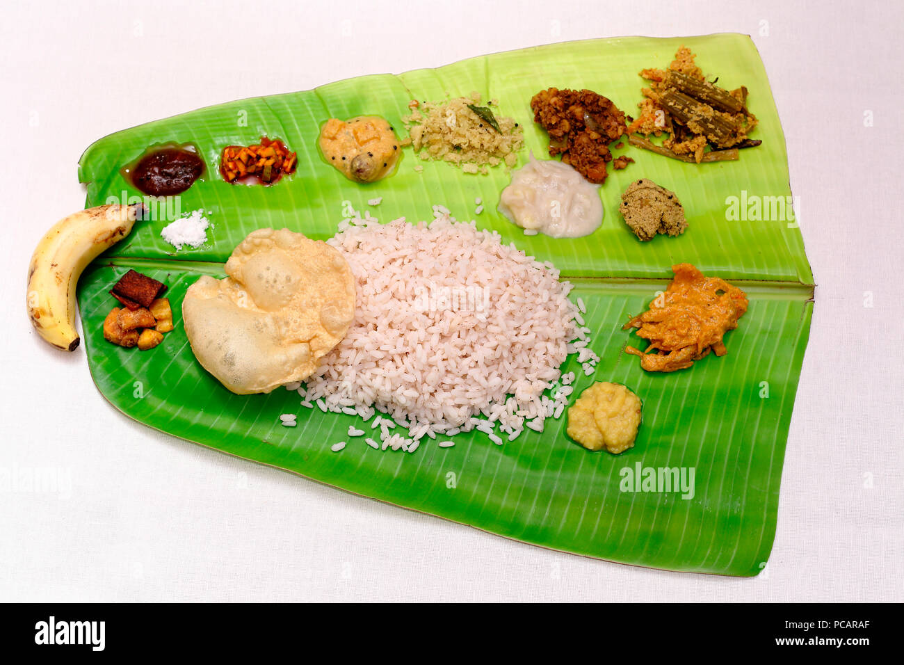 Südindische Mahlzeiten in Kochbananen Blatt, Onasadya. Stockfoto