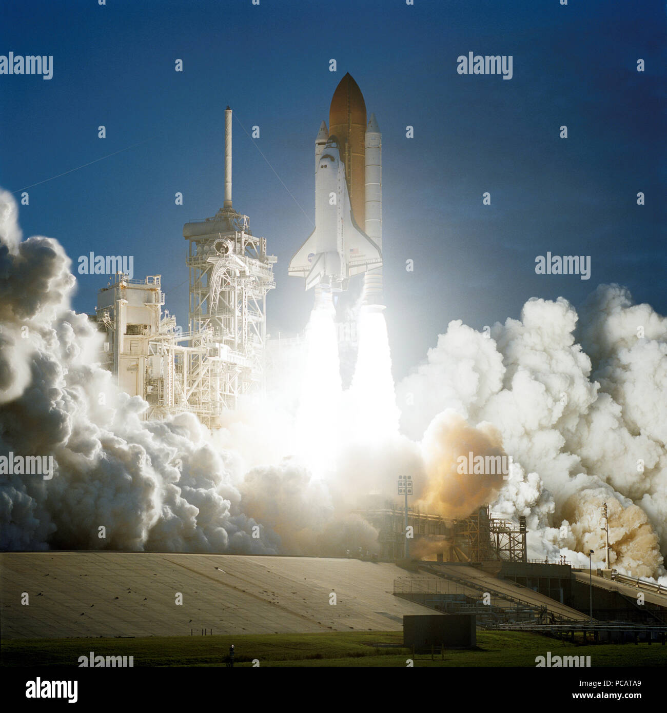 Space Shuttle "Endeavour" hebt ab in einen Nachmittag Himmel der STS-108 Mission zum 5. Dezember 2001 zu beginnen. Stockfoto