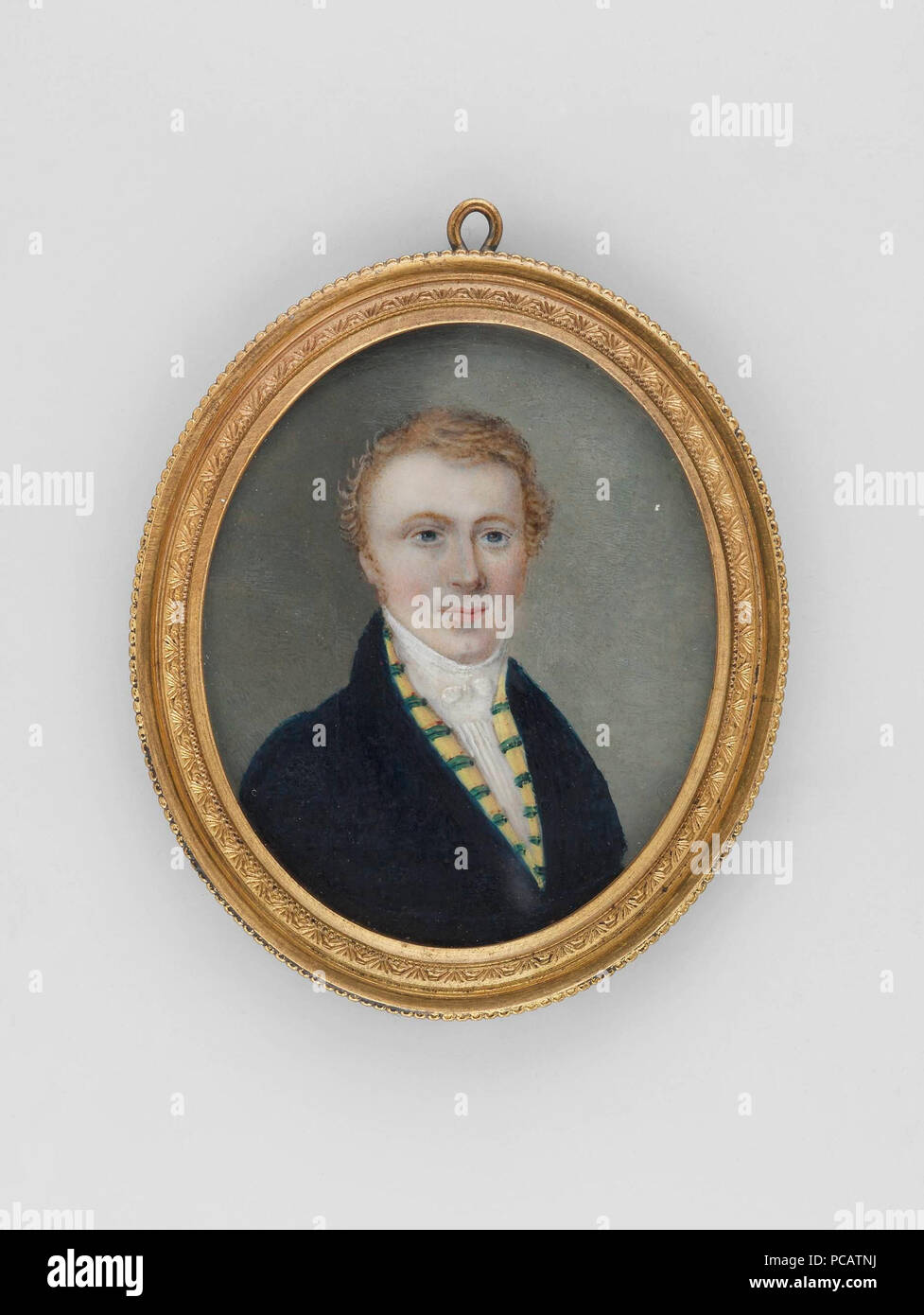 40 Nieznany - Portret mężczyzny w granatowym fraku ich żółtej kamizelce w niebieskie prążki Stockfoto