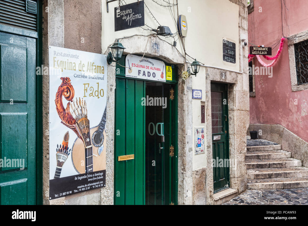 27. Februar 2018: Lissabon, Portugal - Restaurant Werbung Fado, die traditionelle Portugiesische musikalische Genre, in der Alfama. Stockfoto