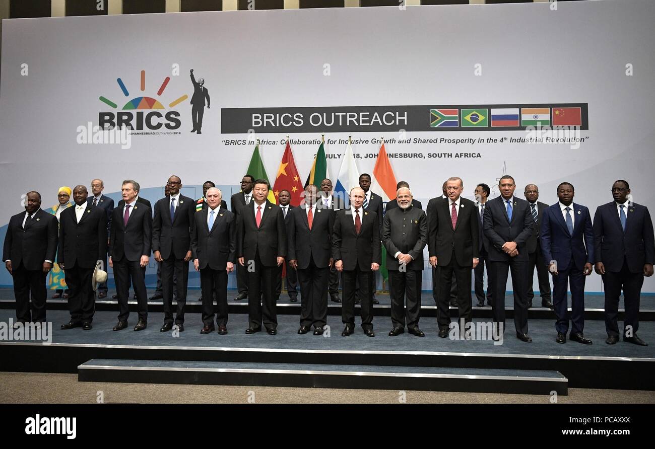 Führer der Entwicklungsländer stehen für ein Gruppenfoto zusammen mit Delegation Köpfe aus den eingeladenen afrikanischen Staaten und Vorsitzenden der internationalen Verbände während des zweiten Tages der BRICS-Gipfel zum 27. Juli 2018 in Johannesburg, Südafrika. Stockfoto