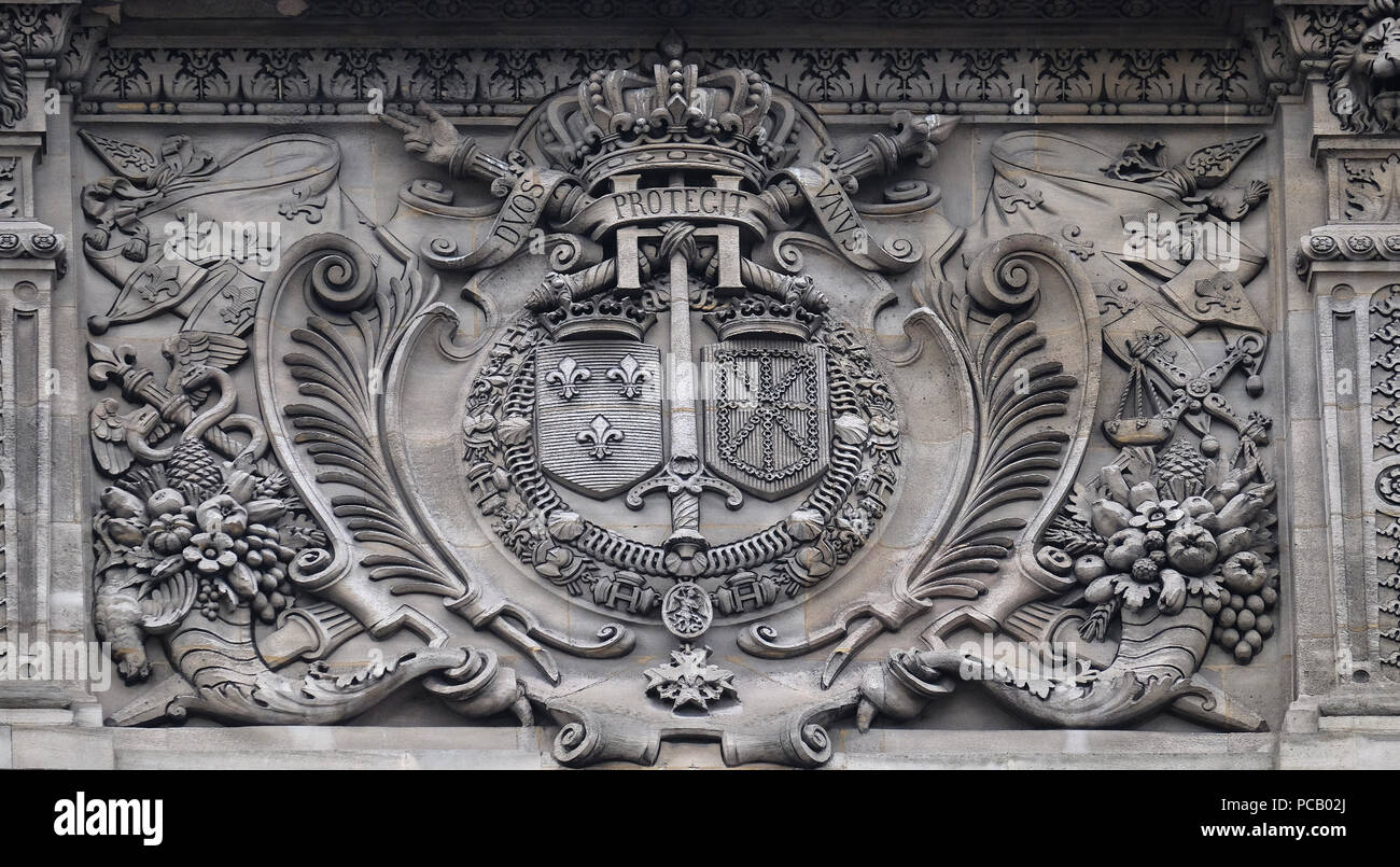 Architektonische Fragmente von Louvre Gebäude. Louvre Museum ist eines der größten und am meisten besuchten Museen weltweit und eine der wichtigsten Sehenswürdigkeiten in Paris. Stockfoto