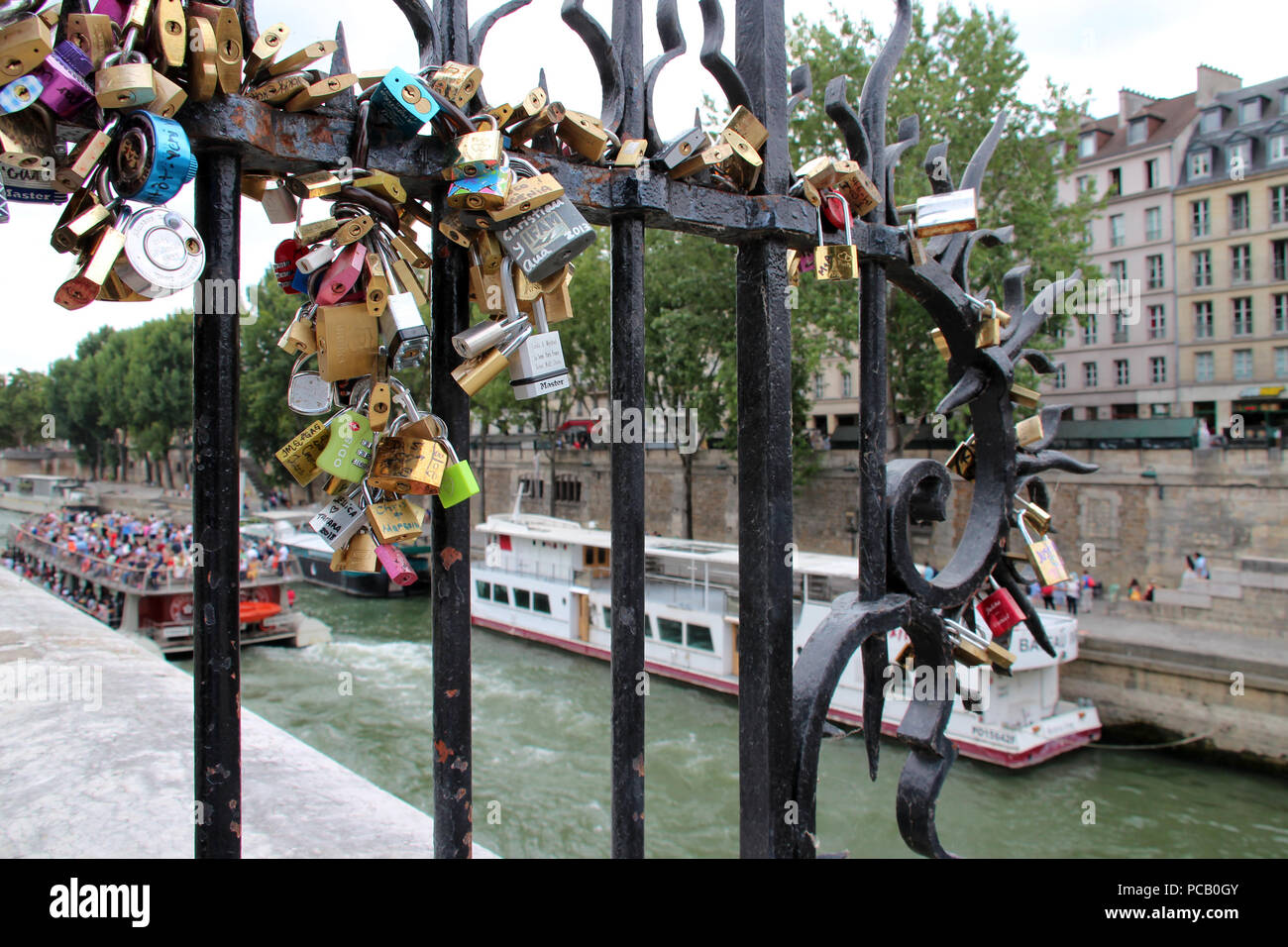 Vorhängeschlösser auf der Pont au Double in Paris (Frankreich). Stockfoto