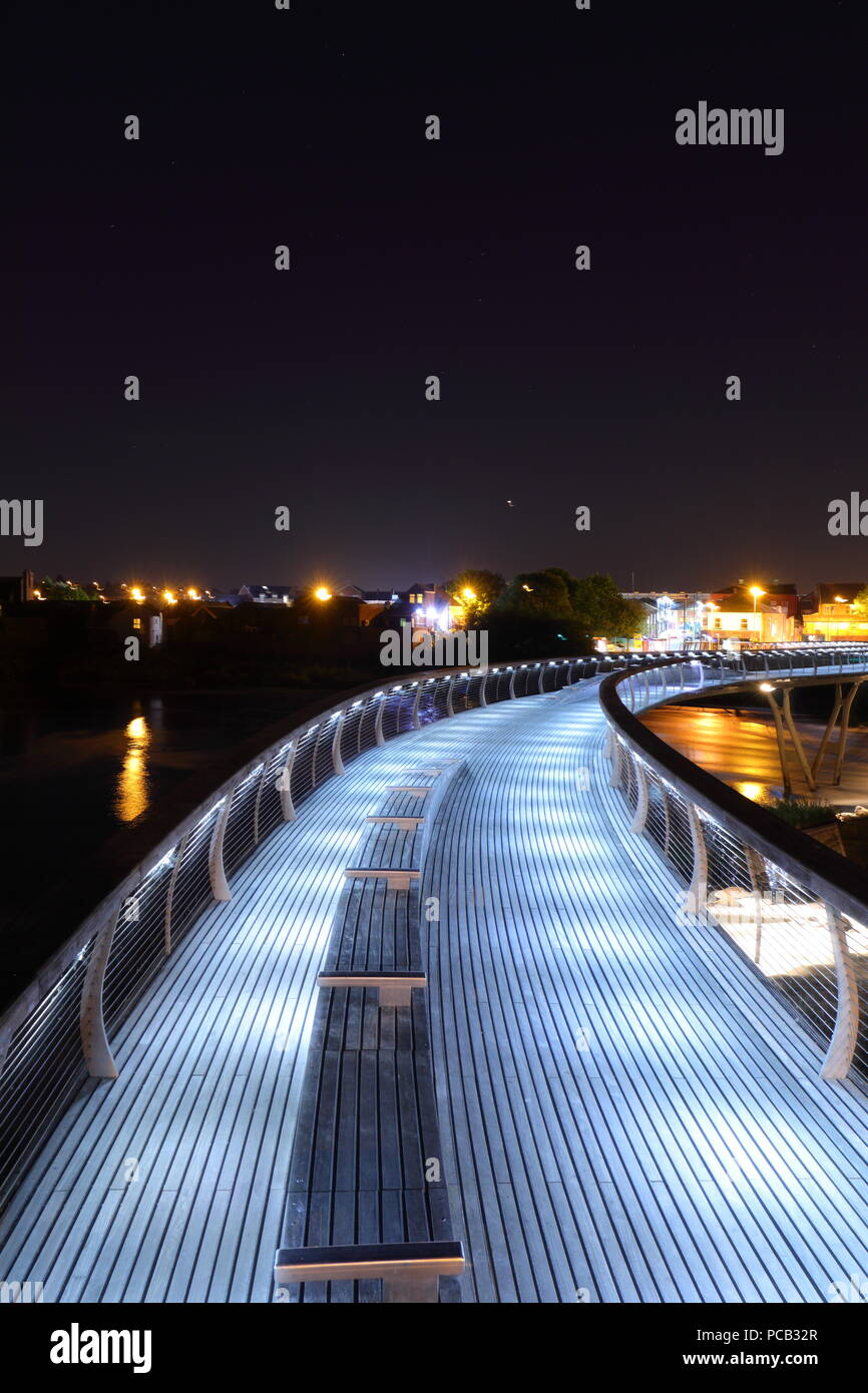 Die Millennium Bridge über den Fluss Aire in Castleford bei Nacht Stockfoto