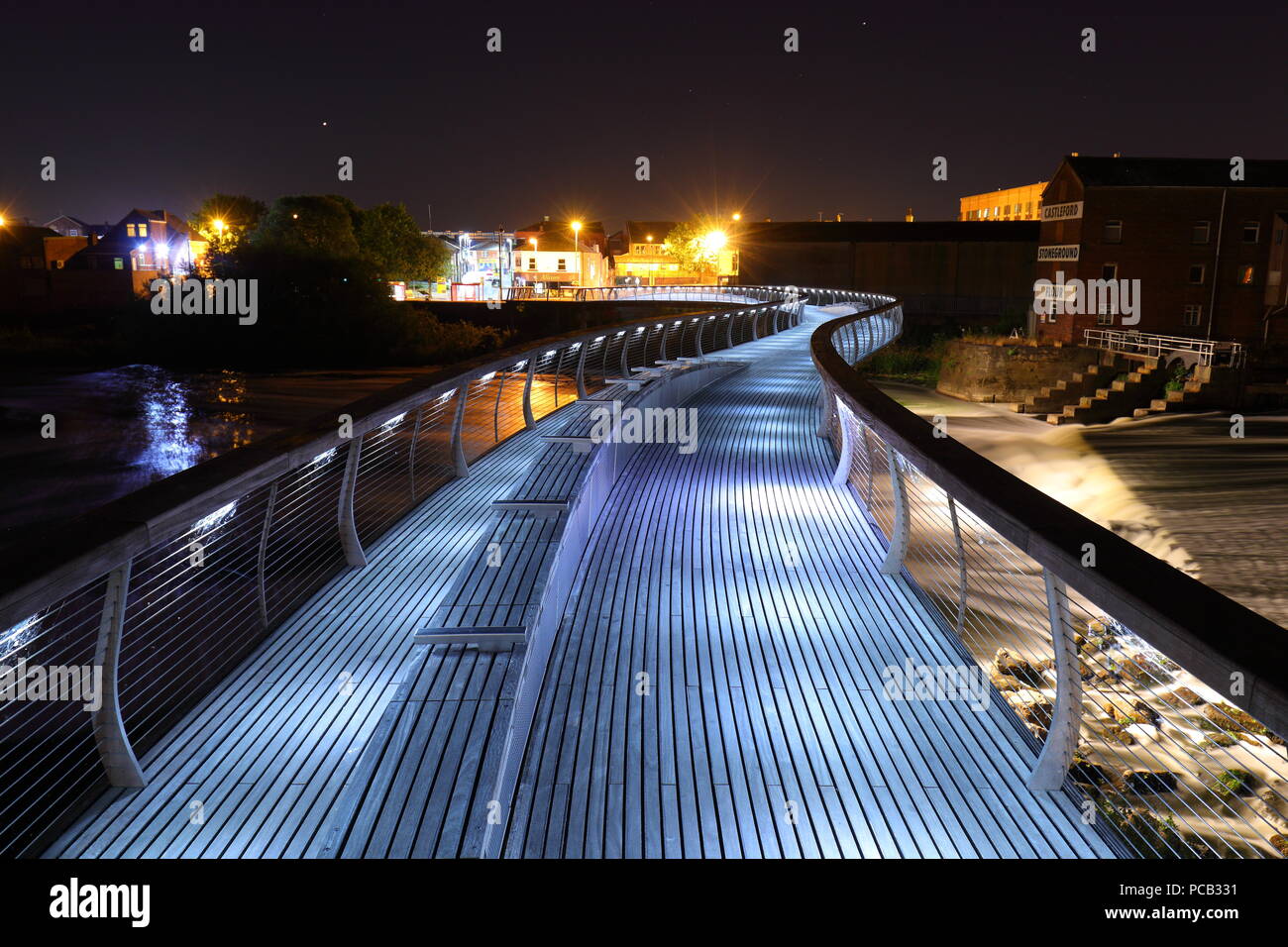 Die Millennium Bridge über den Fluss Aire in Castleford bei Nacht Stockfoto