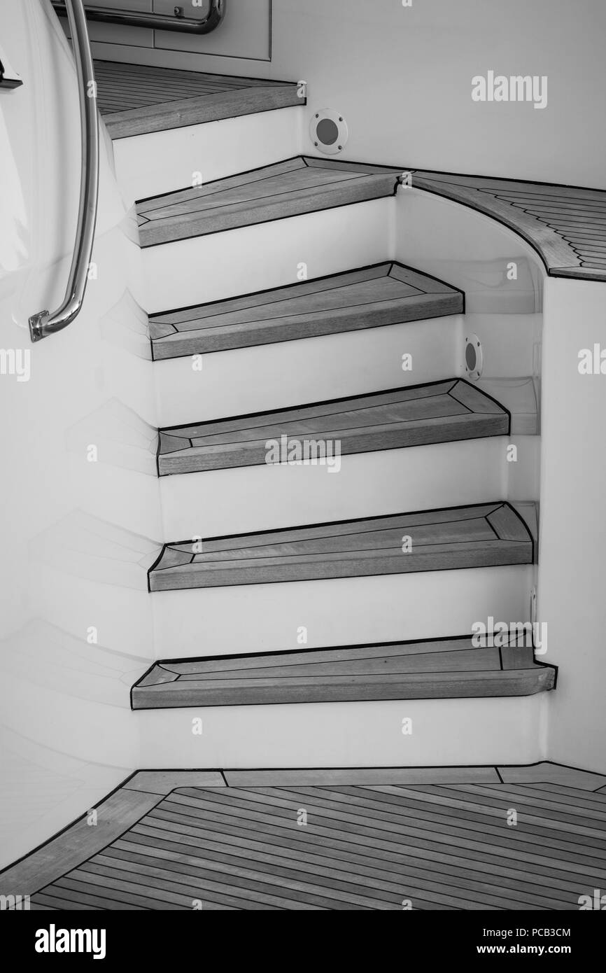 Gebogene Treppen auf einer Yacht. Stockfoto