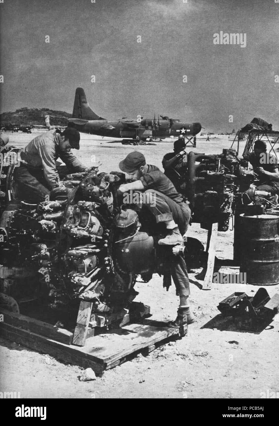Aircraft Engine Maintenance auf Okinawa 1945. Stockfoto