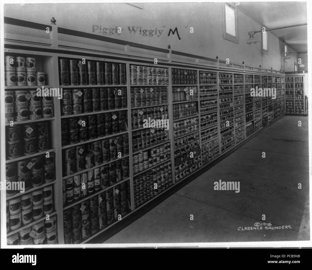 Ansicht aus der Gasse in einem piggly Wiggly Supermarkt. 1917-1918 Stockfoto