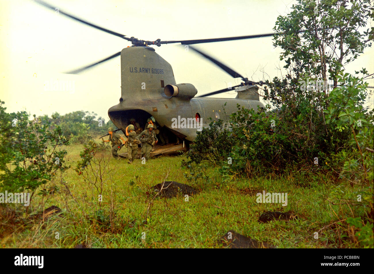 Vietnam Krieg Foto - Mitglieder der Co D, 2 Mrd. Euro, 35th Inf, 3 Bde, 4. inf Div, aus einer CH-47A Chinook Hubschrauber bei der Landung Zone ein Hubschrauber bekämpfen Angriff 10 26 1967 zu entladen Stockfoto