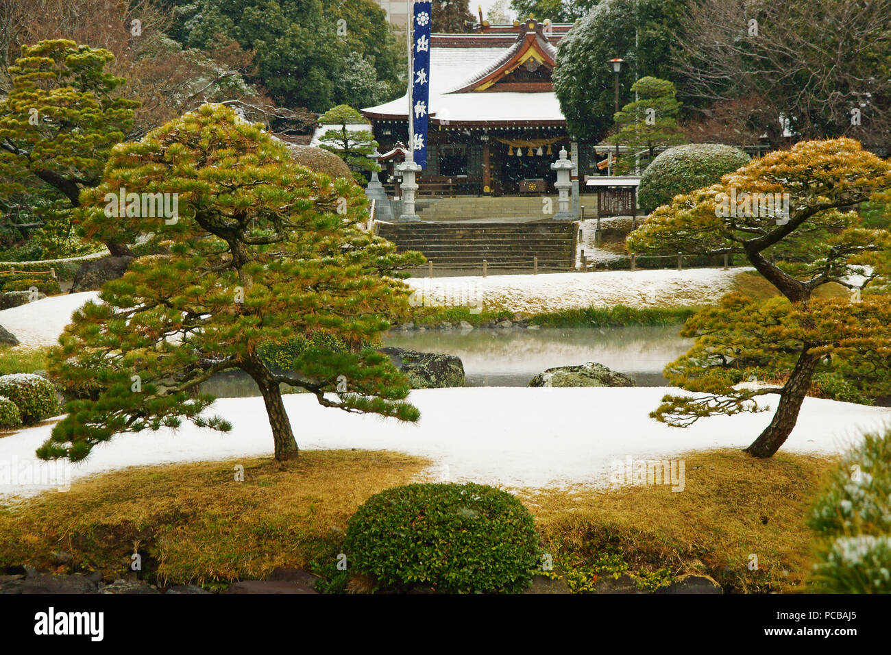 Schnee fällt auf Izumi Schrein, Präfektur Kumamoto, Japan Stockfoto