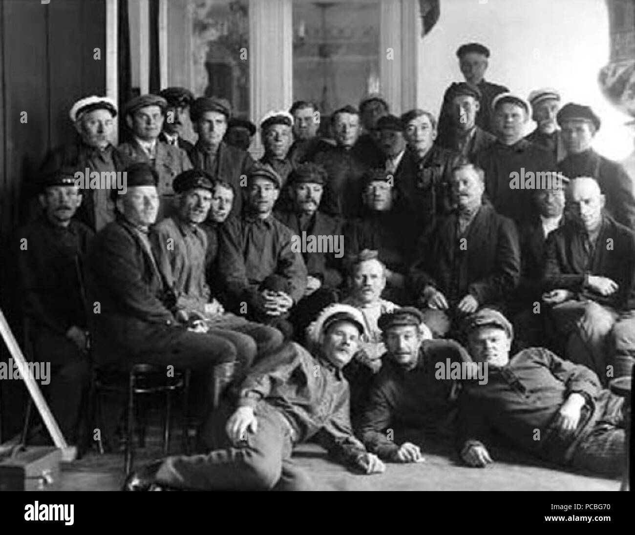 8 Группа рабочих, свидетелей обвинения по делу Шахтинскому (1928) Stockfoto