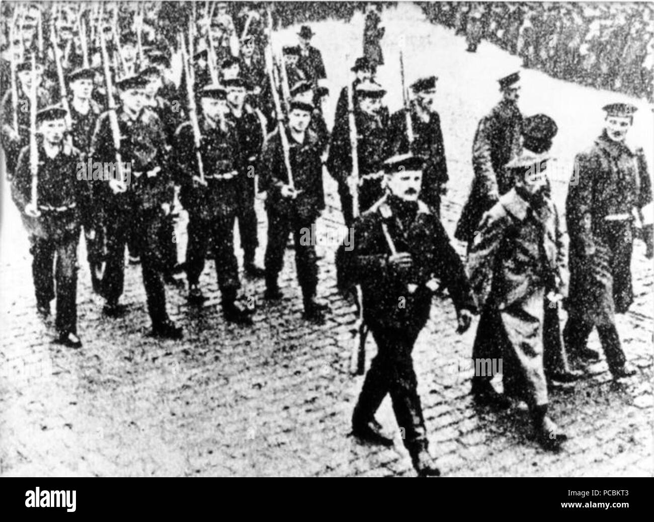 Zentralbild/Archiv 2.11.68 Zum 50. Jahrestag der Novemberrevolutuion in Deutschland Revolutionäre Kieler Matrosen: machtvolle Demonstration revolutionärer Matrosen in Kiel im November 1918. Ihre revolutionären Erfolge wurden zum Sturmzeichen für die deutsche Arbeiteklasse im Kampf um die politische Macht. 7 Bundesarchiv Bild 183-G 1102-0003-001, Kiel, Novemberrevolution, Matrosenaufmarsch Stockfoto