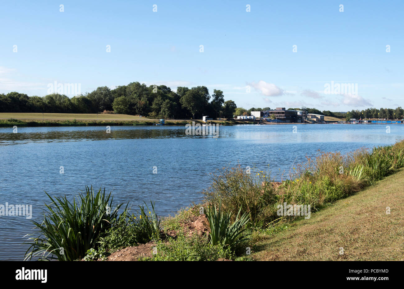 Tag Sommer auf der Regatta See bei Holme Pierrepont Country Park, der Heimat der Nationalen Wassersportzentrum in Nottingham, Nottinghamshire England Großbritannien Stockfoto