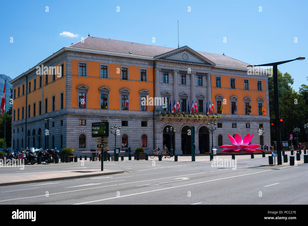 Stadt Annecy 1848 neoklassische Hotel de Ville City Hall in der Haute-Savoie Frankreich am sonnigen Sommertag Stockfoto