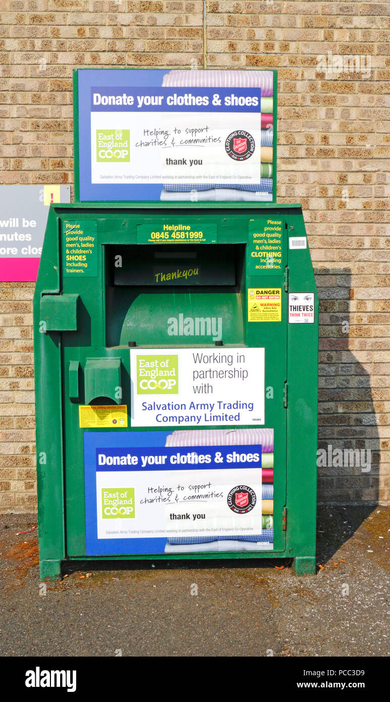 Kleidung und Schuhe Spende bin im Convenience store Parkplatz in Aylsham Road, Norwich, Norfolk, England, Vereinigtes Königreich, Europa. Stockfoto