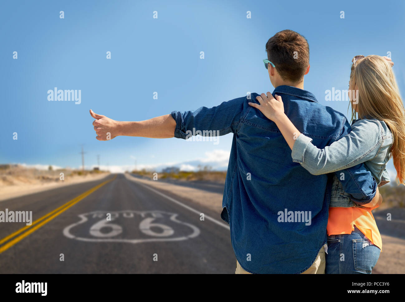 Paar Per Anhalter über uns Route 66 in Amerika Stockfoto