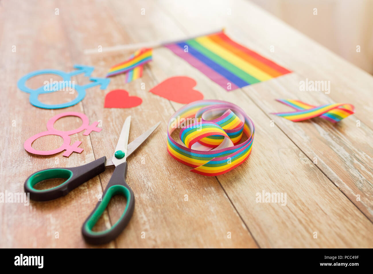 Schere und Gay party Props auf hölzernen Tisch Stockfoto