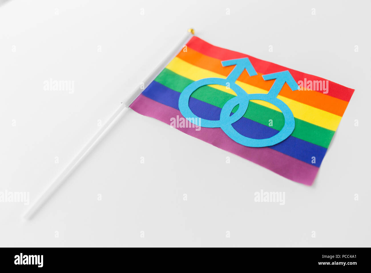Regenbogen Flagge mit Mars Symbol auf weißem Hintergrund Stockfoto