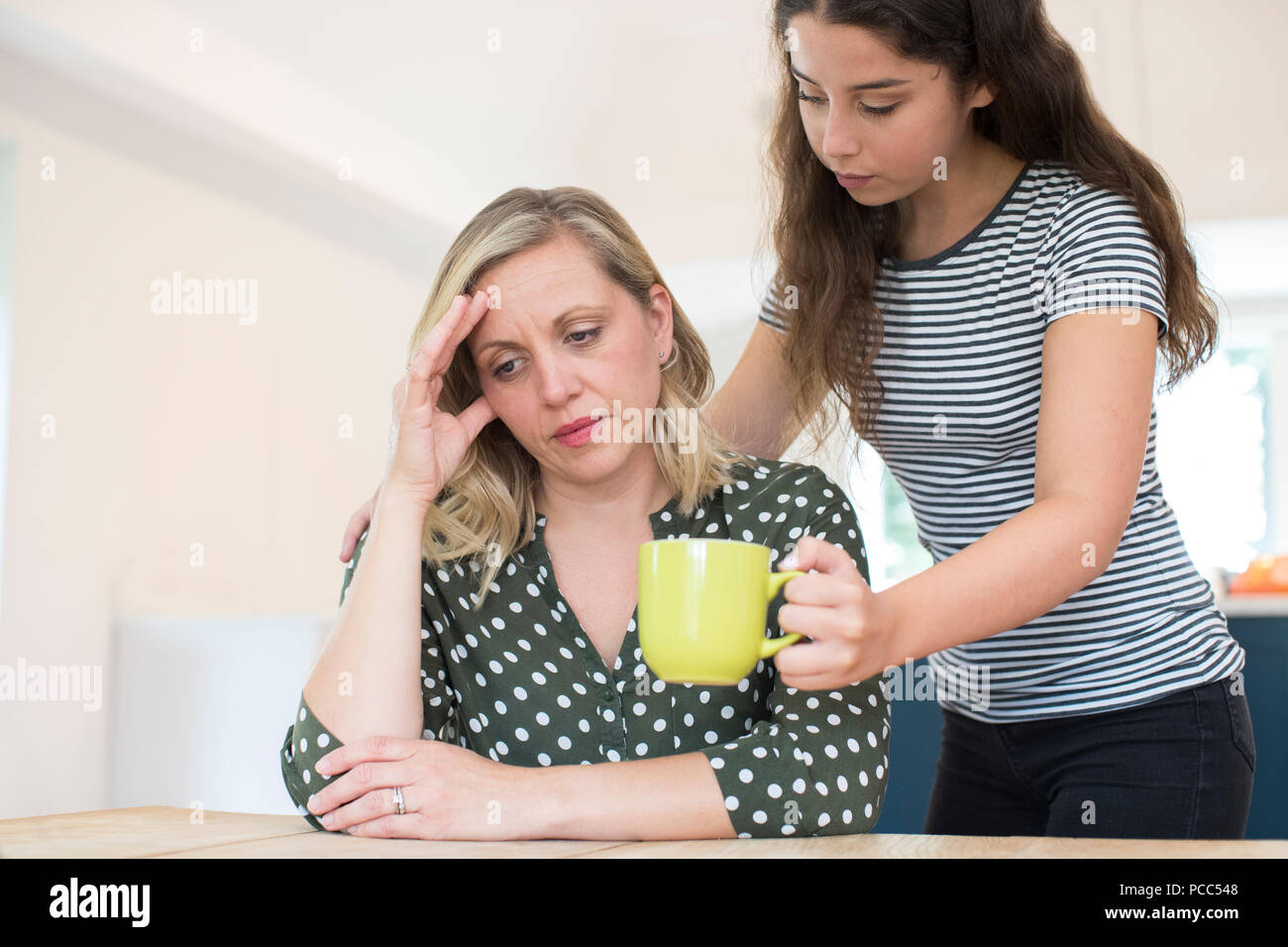 Tochter im Teenageralter, Getränk für Eltern Leiden mit psychischen Problemen Stockfoto