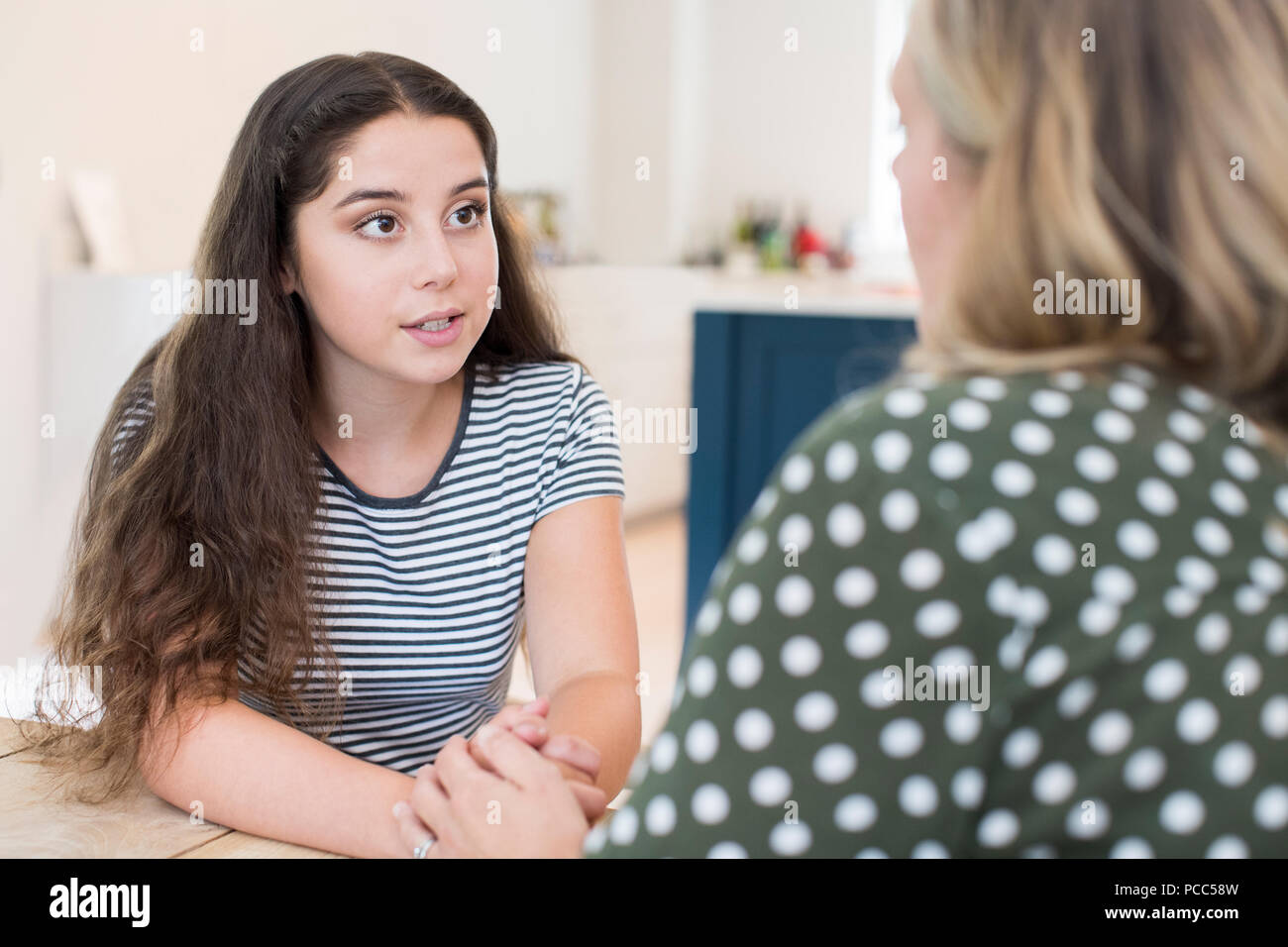 Mutter in ernsten Gespräch mit Tochter im Teenageralter zu Hause Stockfoto