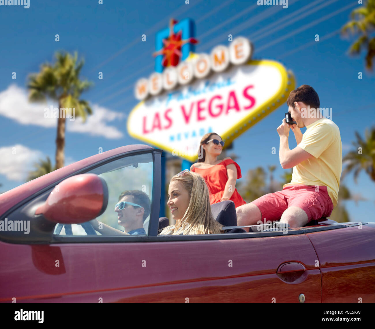 Freunde mit Kamera fahren im Auto in Las Vegas Stockfoto