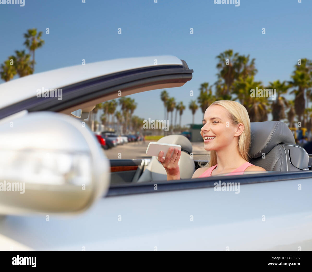 Frau Aufnahme Voice auf dem Smartphone im Auto Stockfoto