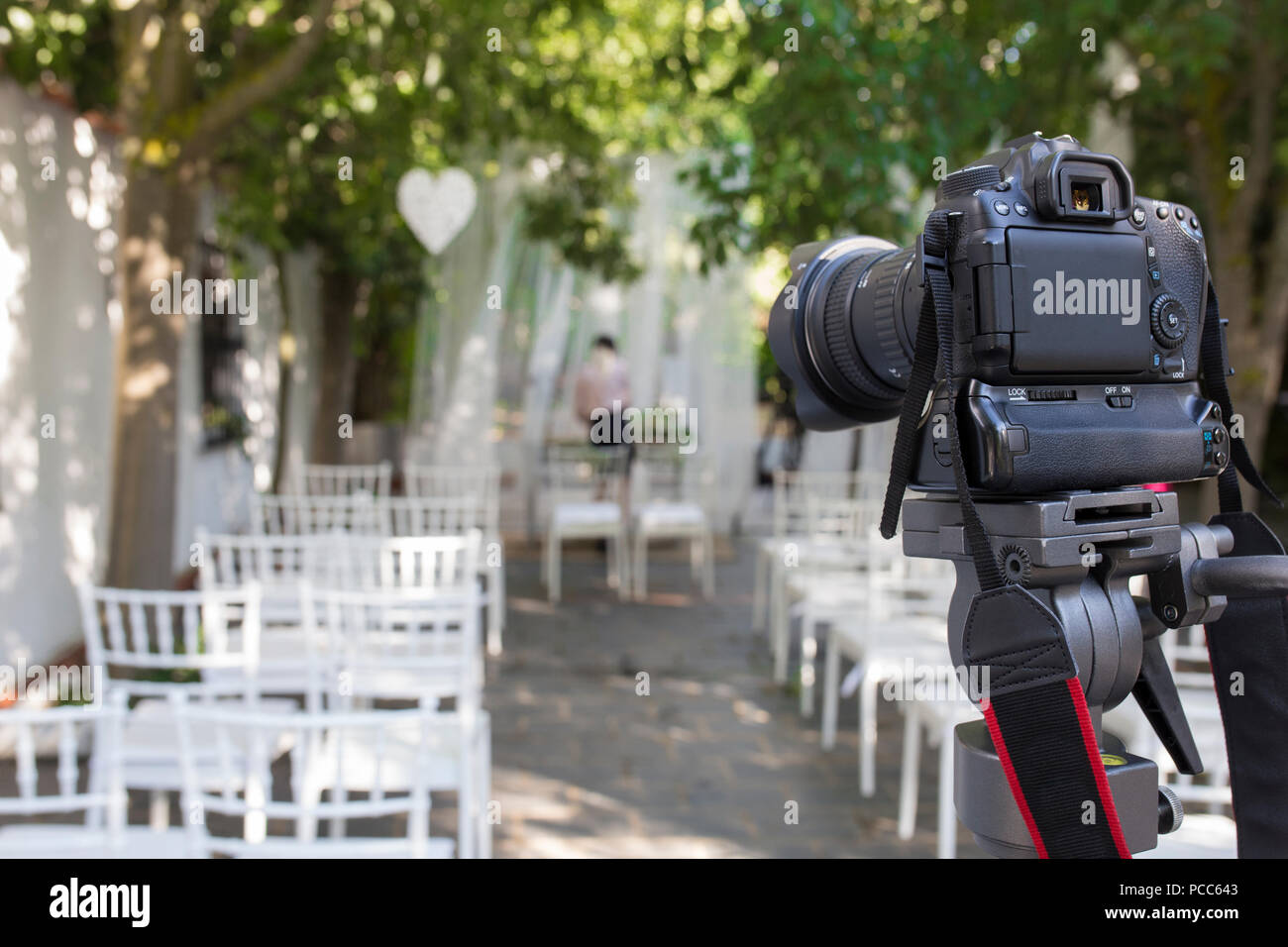 DSLR-Kamera auf Stativ bereit für die Hochzeit. Hochzeitsarrangement site Stockfoto