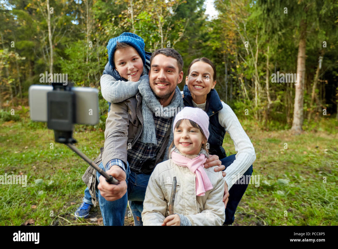 Familie Foto von selfie Stick im Freien Stockfoto