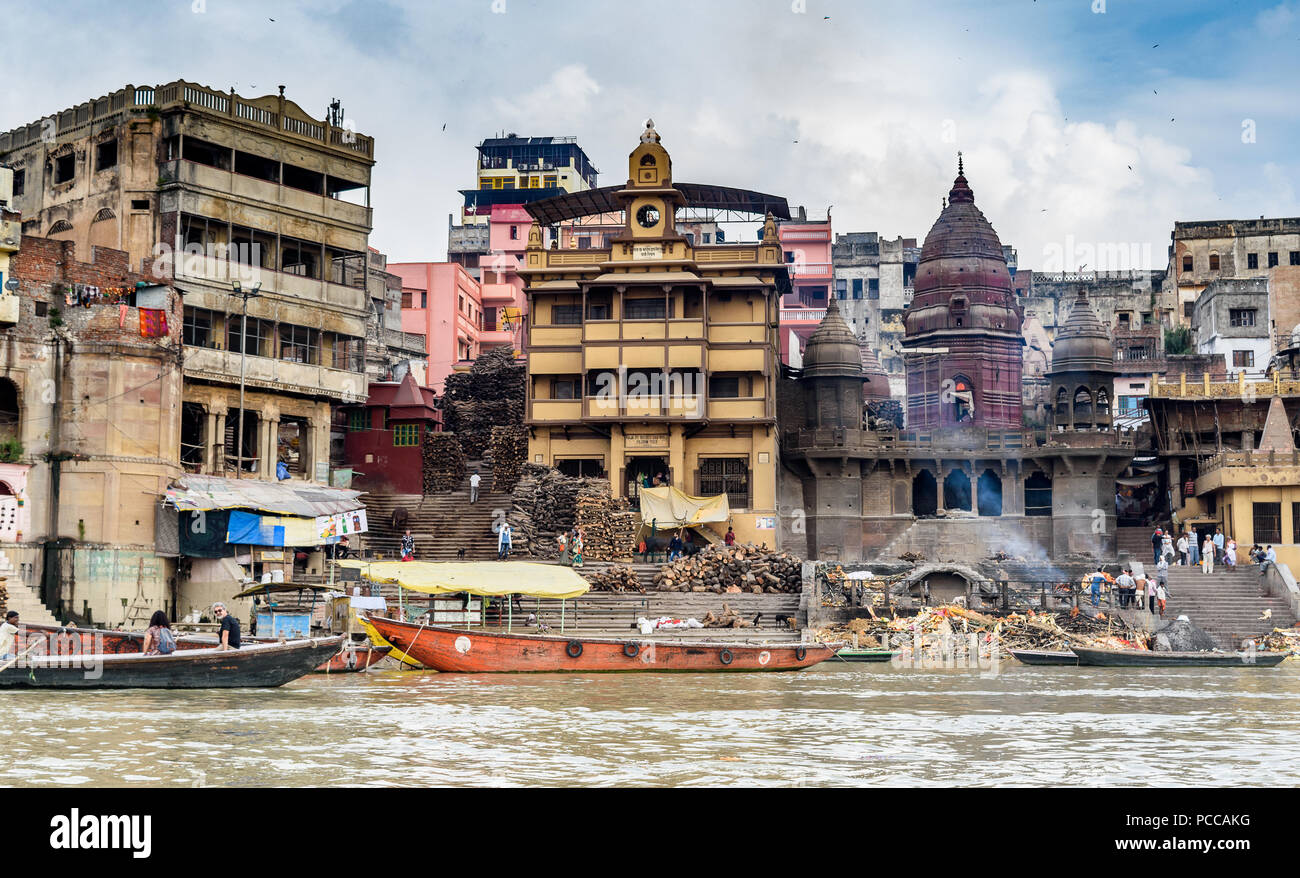 Manikarnika Ghat ist einer der heiligste unter den Heiligen riverfronts, entlang des Flusses Ganga. Es wird angenommen, dass der Tote menschliche Seele Heil findet Stockfoto