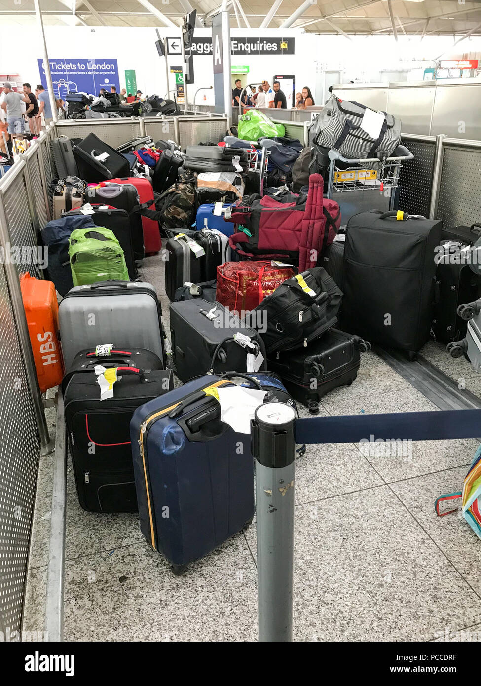 Einige von über Tausend verlassenen Koffer am Flughafen Stansted, Essex,  links am Sonntag Nachmittag warten, von Passagieren, deren Gepäck im Reisen  Chaos am Wochenende verloren gesammelt werden. Mehr als tausend Koffer  liegen