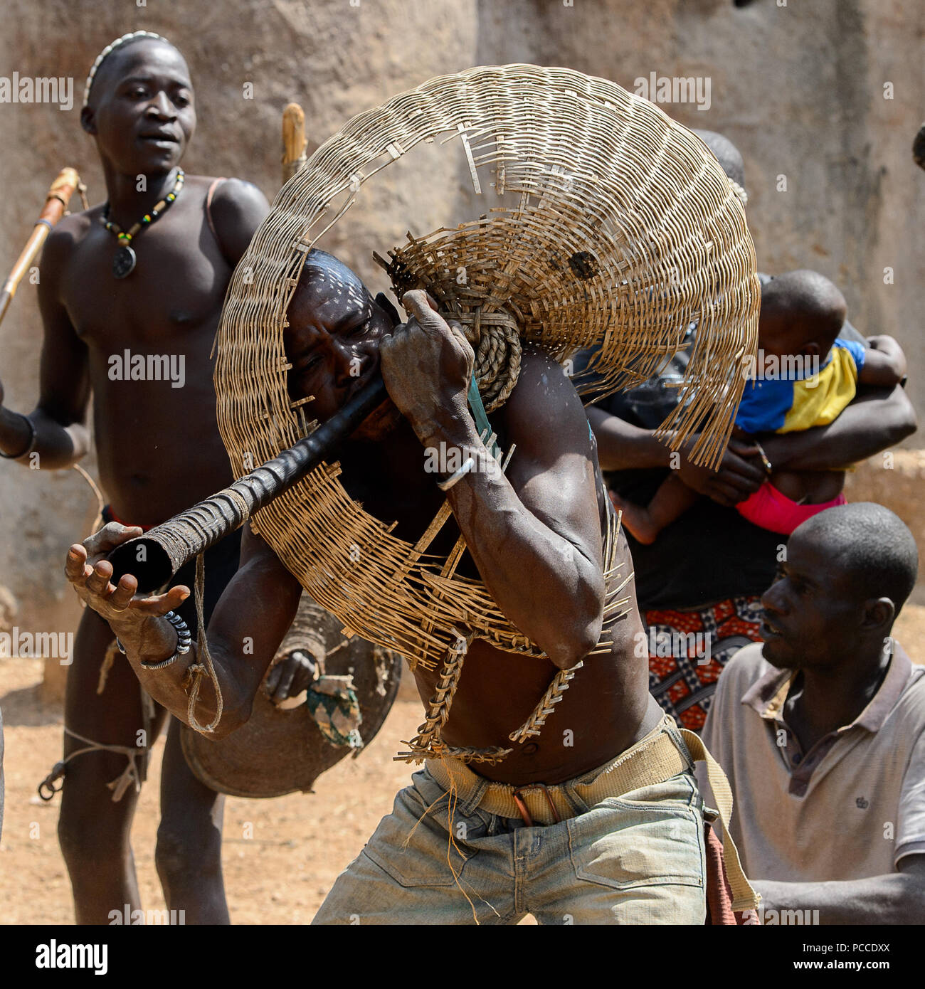 TAMBERMA VIL., TOGO - Jan 13, 2017: Unbekannter Tammari Mann gekleidet wie ein Krieger Musik im Dorf macht. Tammaris sind ethnische Gruppe von Togo und Stockfoto