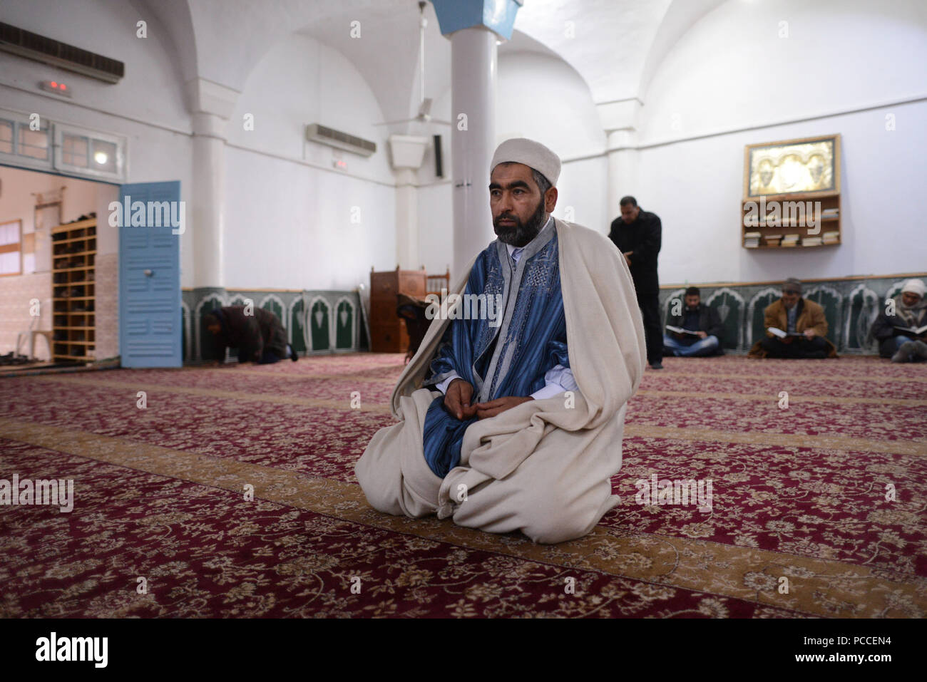 Februar 12, 2013 - Tunis, Tunesien: Porträt von Adel Almi, einer radikalen islamistischen Abbildung. Er ist der Führer der Gemäßigten Verein für Bewusstsein und Reform, eine Vereinigung, die für die Anwendung der Scharia, dem islamischen Recht in Tunesien strebt. Portrait d'Adel Almi, un-islamiste Tunisien partisan de l'application de la Scharia en Tunisie. *** Frankreich/KEINE VERKÄUFE IN DEN FRANZÖSISCHEN MEDIEN *** Stockfoto