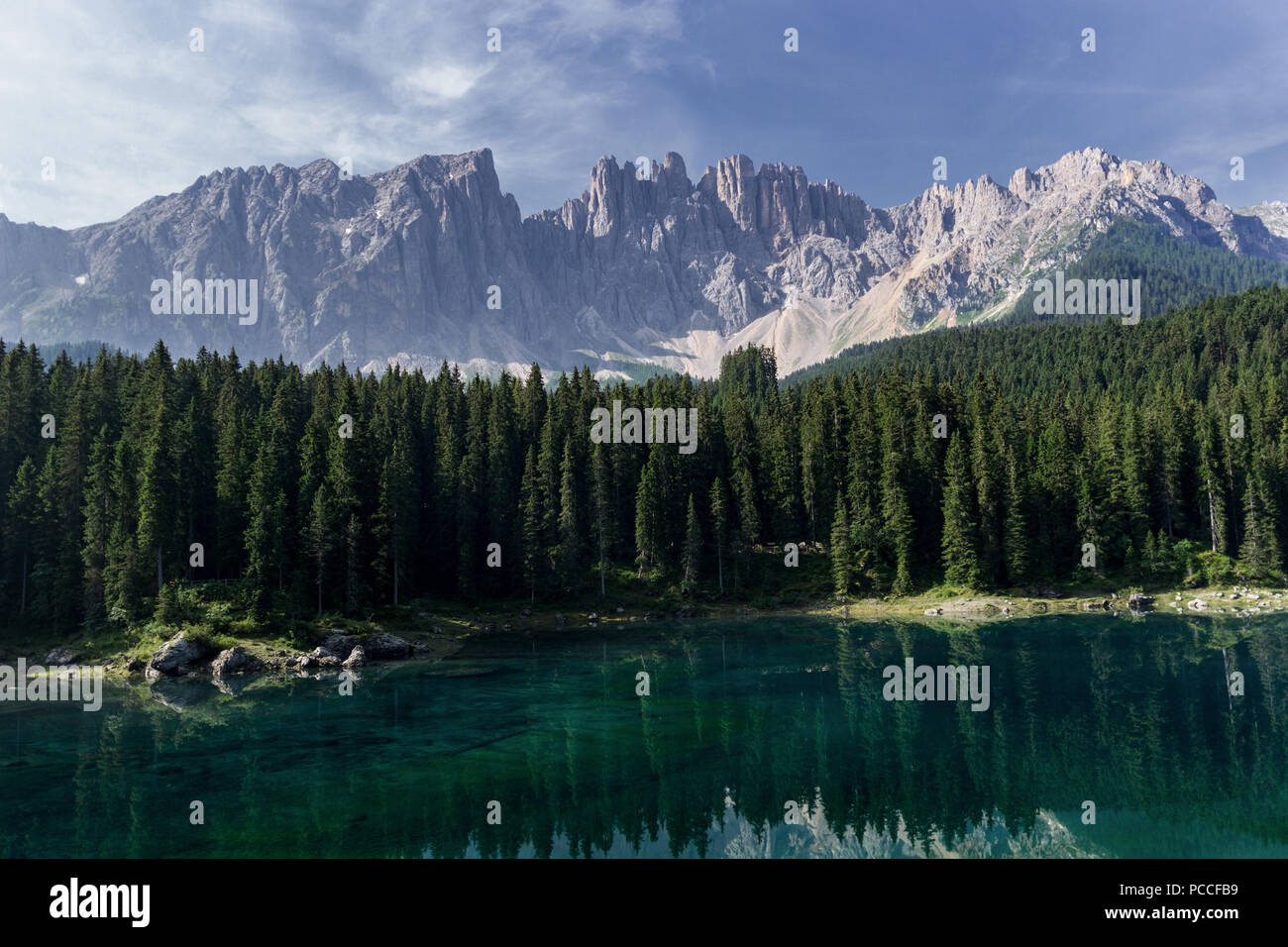 Der Karersee Karersee (in deutscher Sprache) zu Füßen des Latemar massiv. Stockfoto