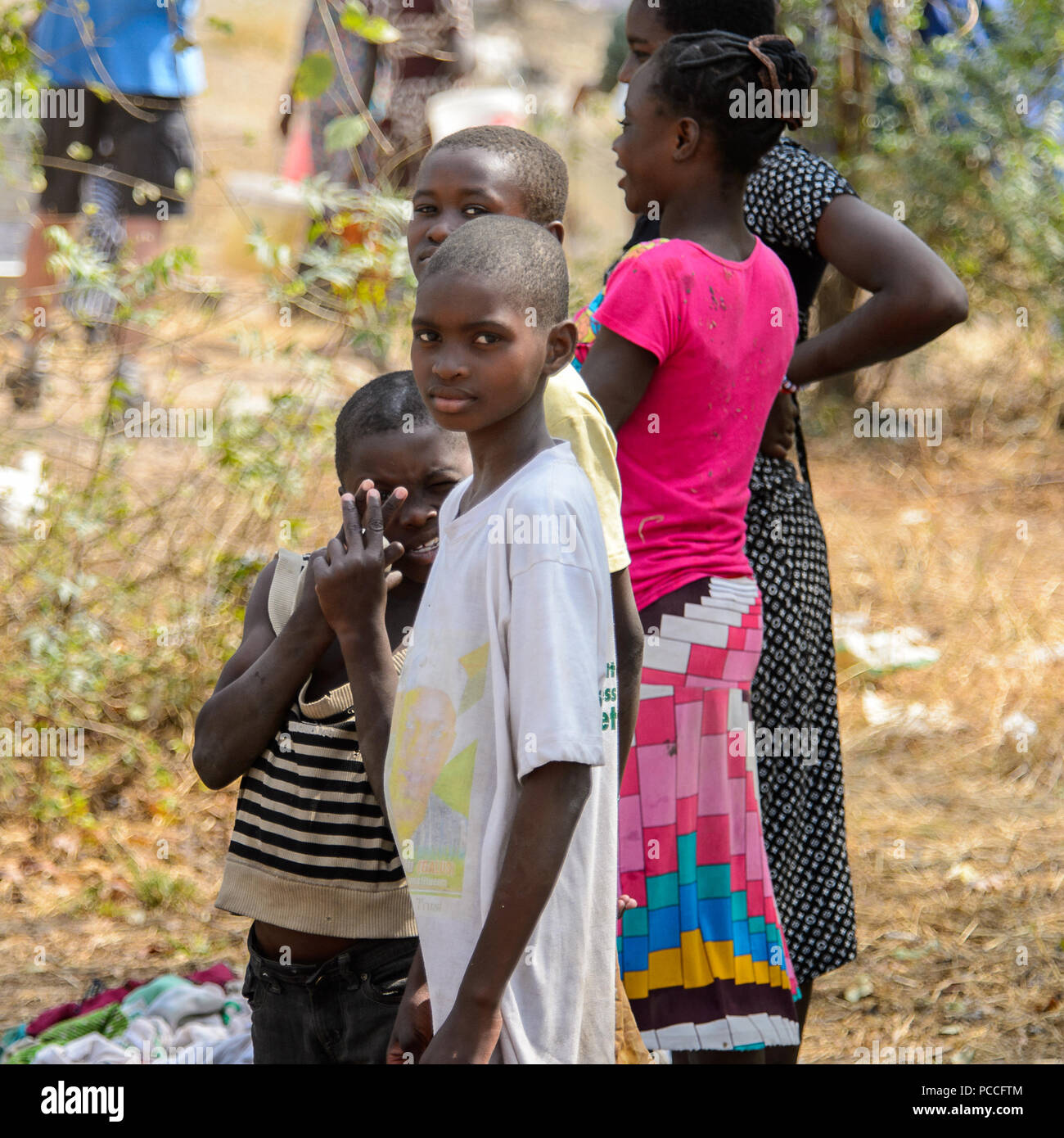 TECHIMAN, GHANA - Jan 15, 2017: Unbekannter ghanaische Volk in einem Dorf am Waschtag, die jeden Sonntag Stockfoto