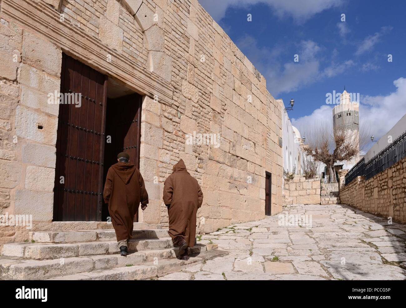 Februar 2013, El Kef, Tunesien: Mitglieder des Vereins zur Wahrung der alten Stadt El Kef bei der Arbeit in der Nähe des Eingangs des byzantinischen Kathedrale. Entrée de la Cathedrale byzantinischen d'El Kef, ou des islamistes sind Venus prier Apres la Revolution afin de Nachfrager la Transformation de la Cathedrale en mosquee. *** Frankreich/KEINE VERKÄUFE IN DEN FRANZÖSISCHEN MEDIEN *** Stockfoto