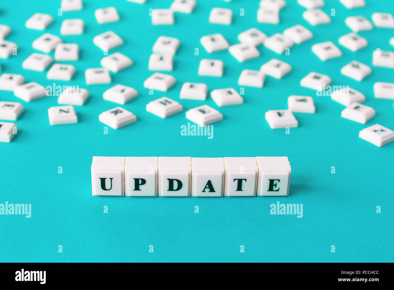 Business oder Bildung Konzept zur Aktualisierung eines Systems, ein Angebot oder eine persönliche Kenntnisse und Fähigkeiten - Kunststoff Würfel mit Buchstaben Update auf Blau zu lesen zurück Stockfoto