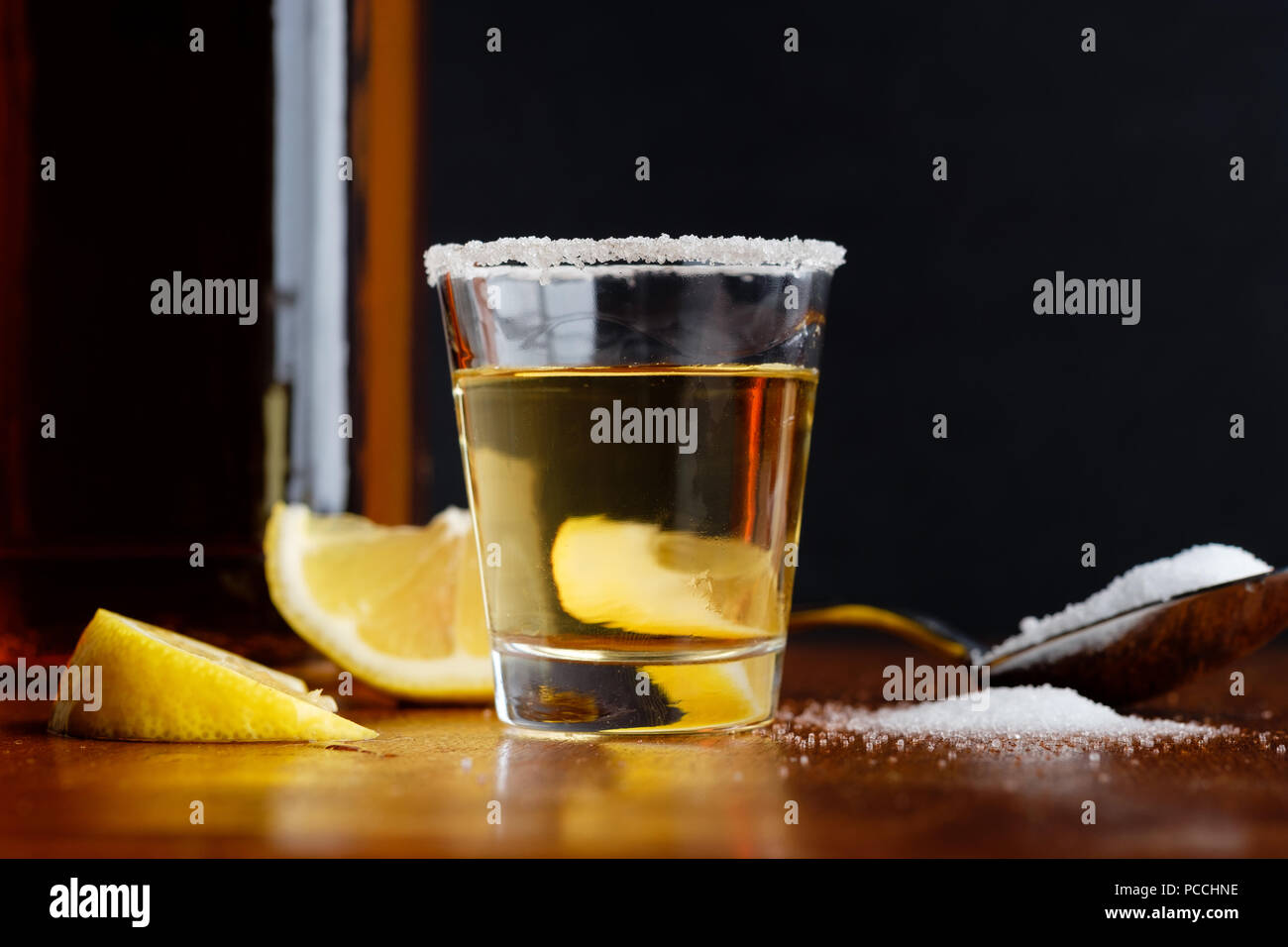 Schnapsglas mit tequila Stockfotos und -bilder Kaufen - Alamy