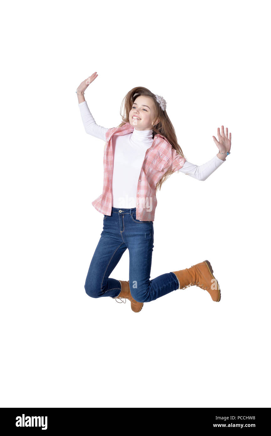 Happy kleines Mädchen in Freizeitkleidung springen Stockfoto