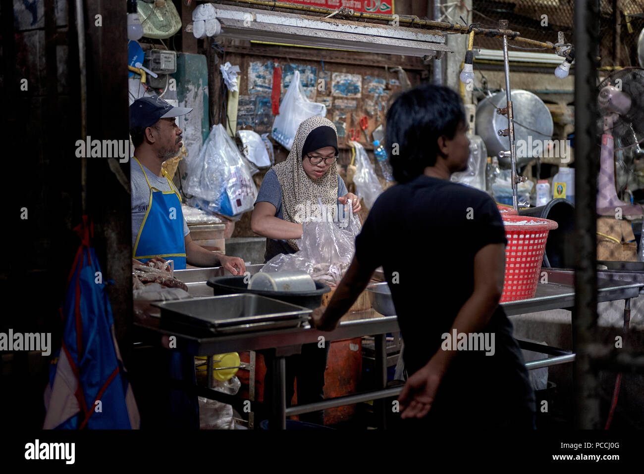 Muslimischer Lebensmittelhändler. Fleischstand. Thailand Hinterstraße Markt. Südostasien Stockfoto