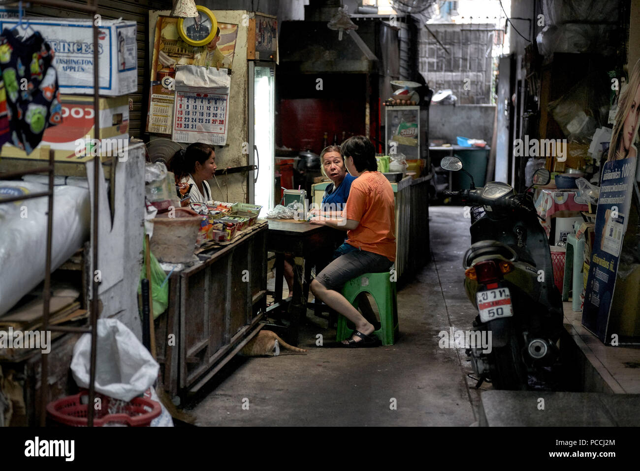 Thailand Menschen treffen in einem schwach beleuchteten Seitenstraße Gasse Stockfoto