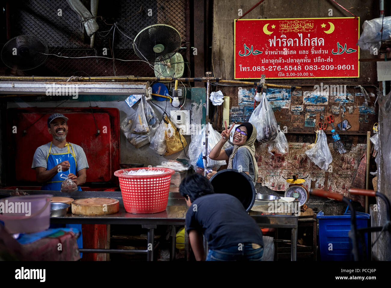 Muslimischer Lebensmittelhändler. Fleischstand Beratung Huhn nur zum Verkauf, streng kein Schweinefleisch. Thailand Hinterstraße Markt. Südostasien Stockfoto